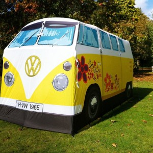 La tente VW, fidèle réplique du célèbre van de Volkswagen.